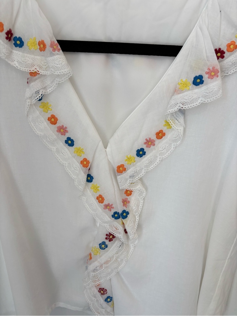 In February White Floral Trim V-Neck Women's Boho Top - Picture 4 of 6
